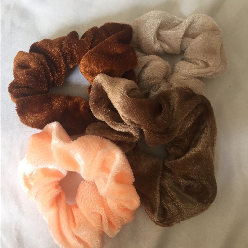 Neutral colored velvet scrunchies - Picture 3 of 4